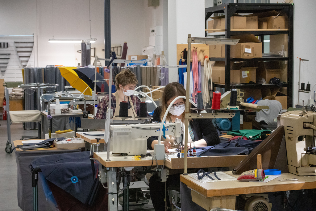 L'atelier du Parapluie de Cherbourg, et ses couturières à l'œuvre.